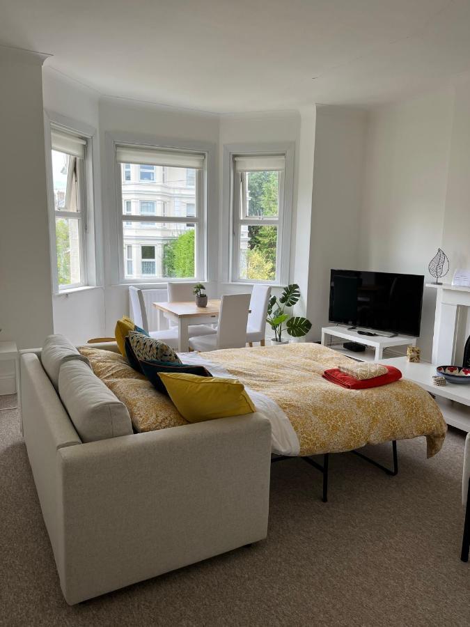Tree Tops Apartment In Tunbridge Wells Extérieur photo